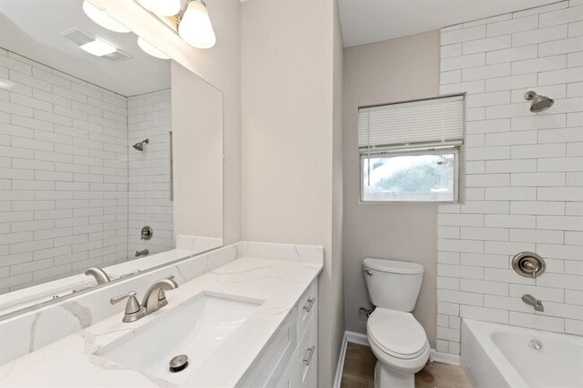 Building Photo - 1113 8th St