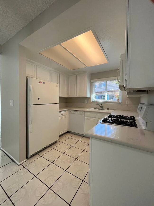 Building Photo - Newbury Park townhome w/3+2, en-suite, gar...