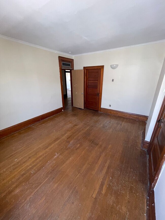 Building Photo - Large Brick 7 bedroom home.