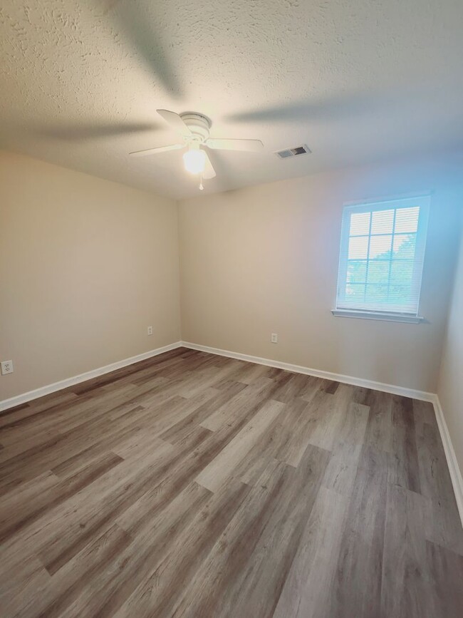 Building Photo - RENTAL RATE REDUCED!! Beautiful 4 Bedroom/...