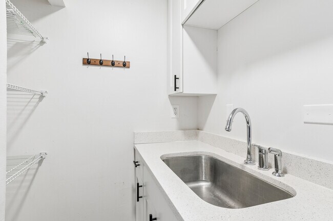 Building Photo - 2 West St