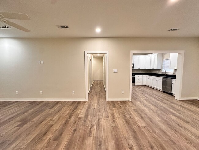 Building Photo - 3 Bed House Close to Historical Downtown Bryan