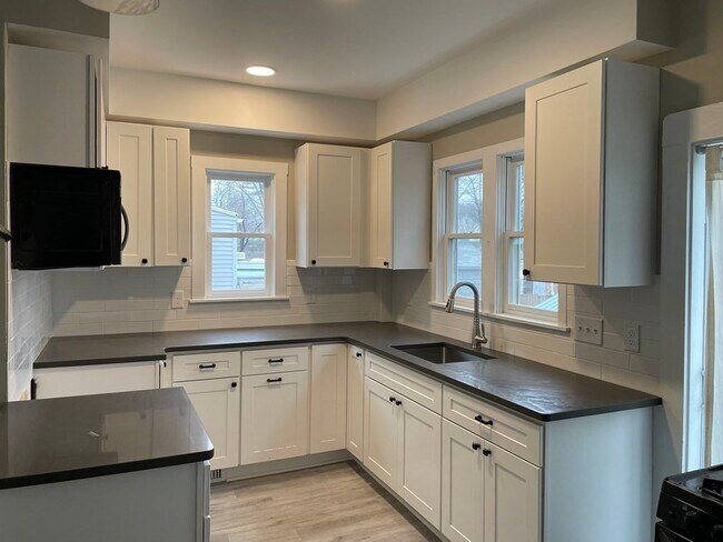 Building Photo - 48 Bartley St