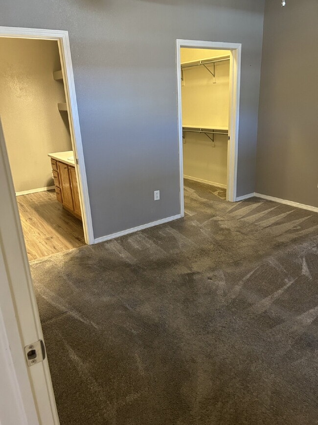 Building Photo - "Spacious 2-Bed, 2-Bath Condo Retreat in T...