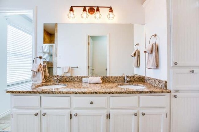 Building Photo - 4720 Pinon Ridge Dr