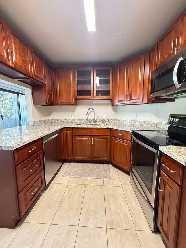 Building Photo - Well Maintained 2BD/2BTH Lynnwood Condo for Lease in Gated Community!
