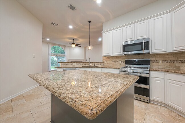 Building Photo - 23759 River Pl Dr