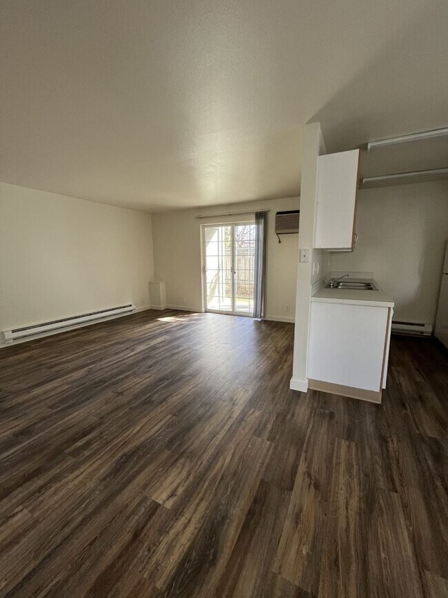 Building Photo - 1402 N Raymond St