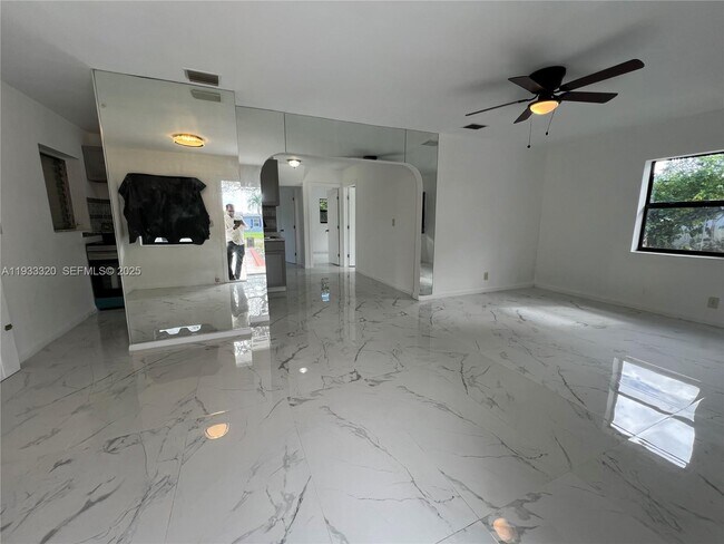 Building Photo - 1763 Lauderdale Manor Dr