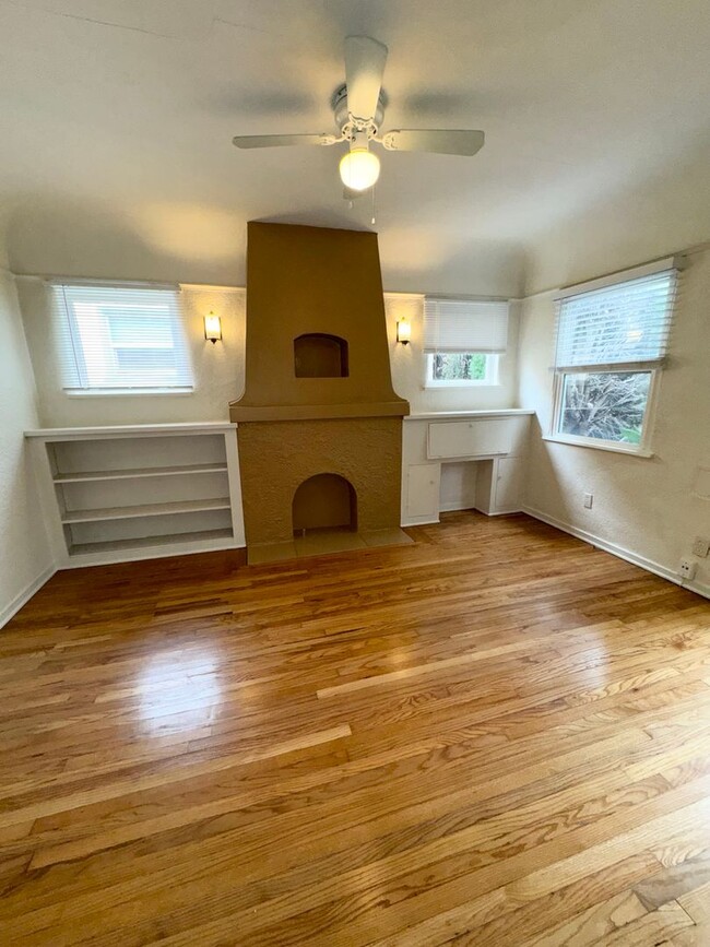 Building Photo - Charming 1-Bedroom Garden Cottage w/Garage...
