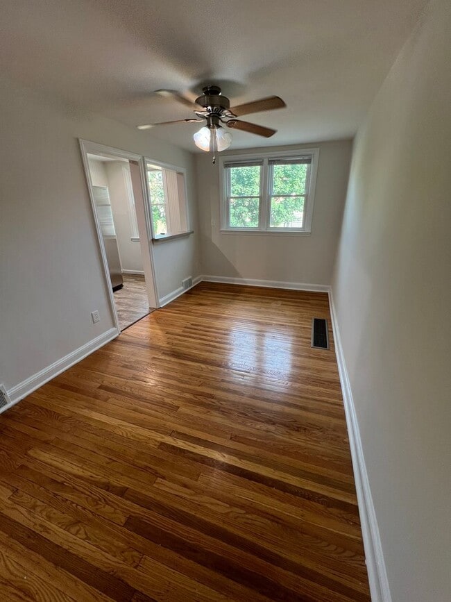 Building Photo - Charming 3-bedroom, 1-bathroom home locate...