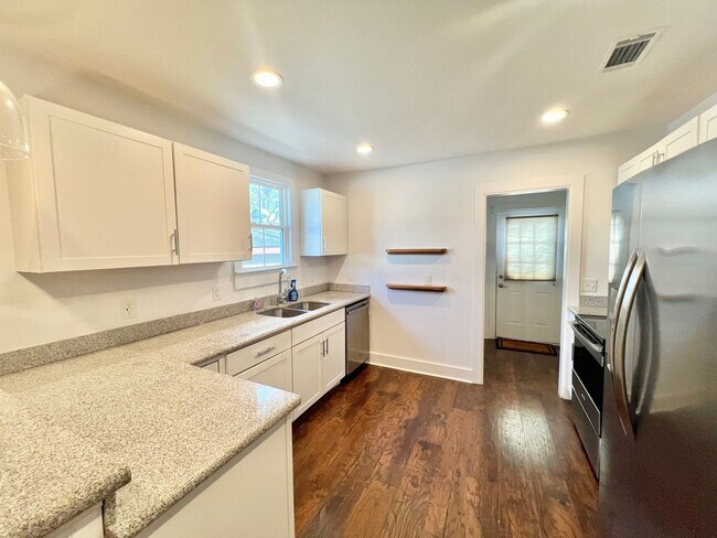 Building Photo - Charming Home In the Garden District- Ideal Location