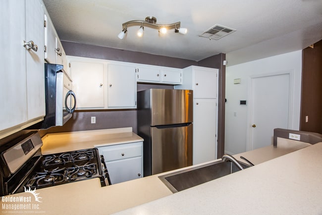 Building Photo - Beautifully Maintained 2Bdm 2Ba Townhome i...