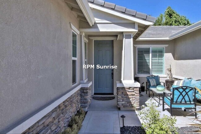 Building Photo - Spacious 3BR/2BA House Near Shopping & Dining