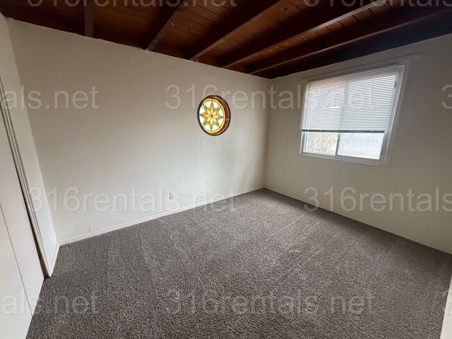 Building Photo - $1195 - 3 bed 2 bath - Single Family Home