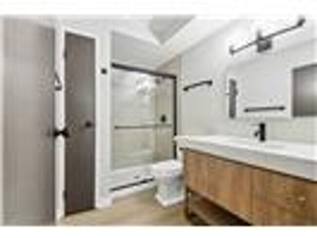 Building Photo - (55+) Newly Renovated 2br Condo in the Hea...