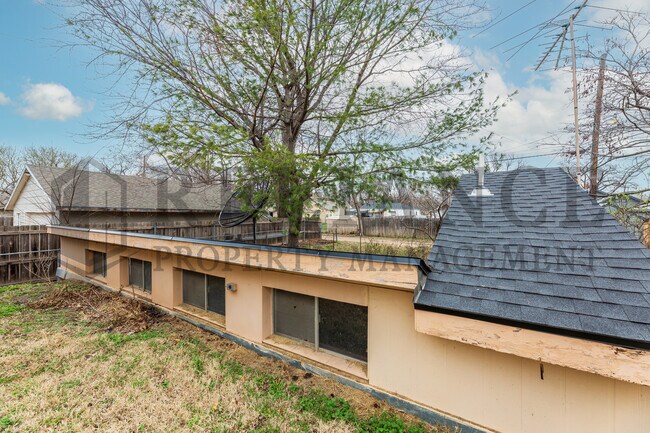 Building Photo - 1908 N Jeanette St