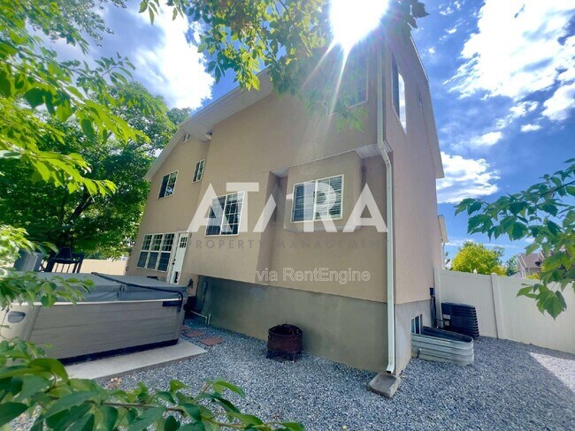 Building Photo - 11837 Sunrise View Dr