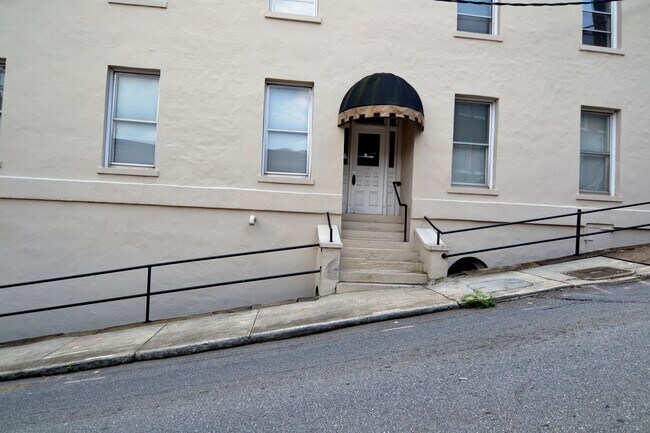 Building Photo - 302 7th St