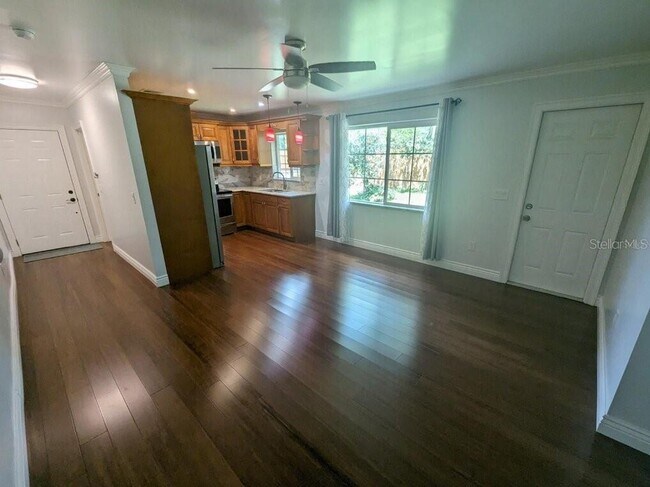 Building Photo - 1602 Amberlea Dr S
