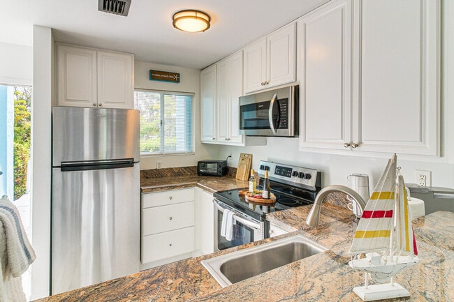 Building Photo - 9860 Leeward Ave