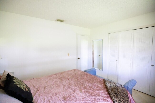 Building Photo - 2403 Lowson Blvd