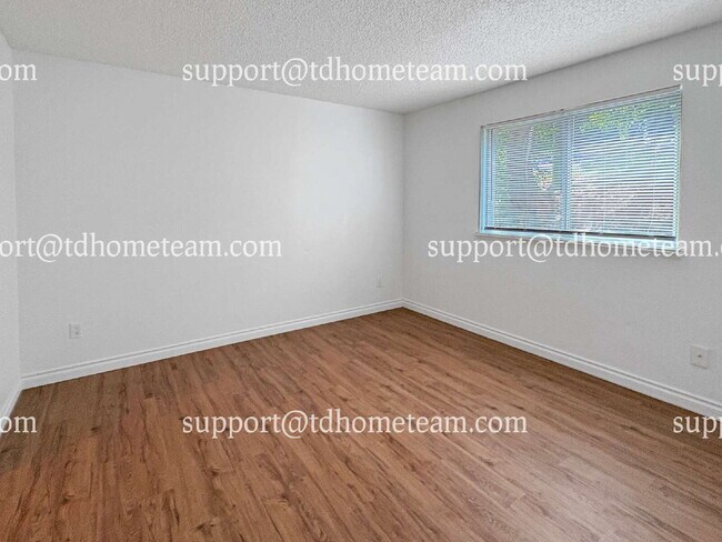 Building Photo - "Charming Tacoma Duplex: Cozy 2-Bed, 1-Bat...