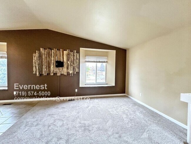 Building Photo - Spacious 4-Bedroom Home with Modern Comfor...