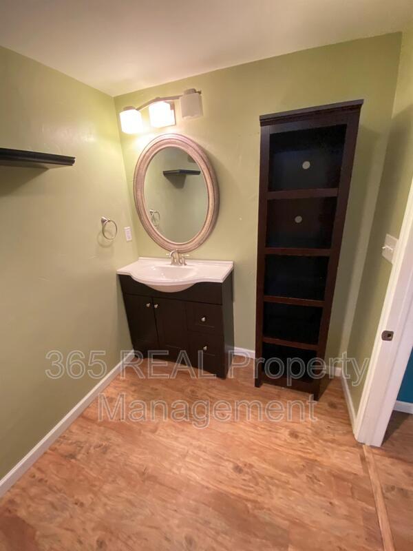 Building Photo - 301 Olive Ln