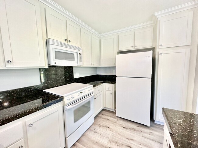 Building Photo - Beautiful, End-Unit, Ground Level, Largest SF 1/1 layout in the Pala Mesa Villas Community with G...