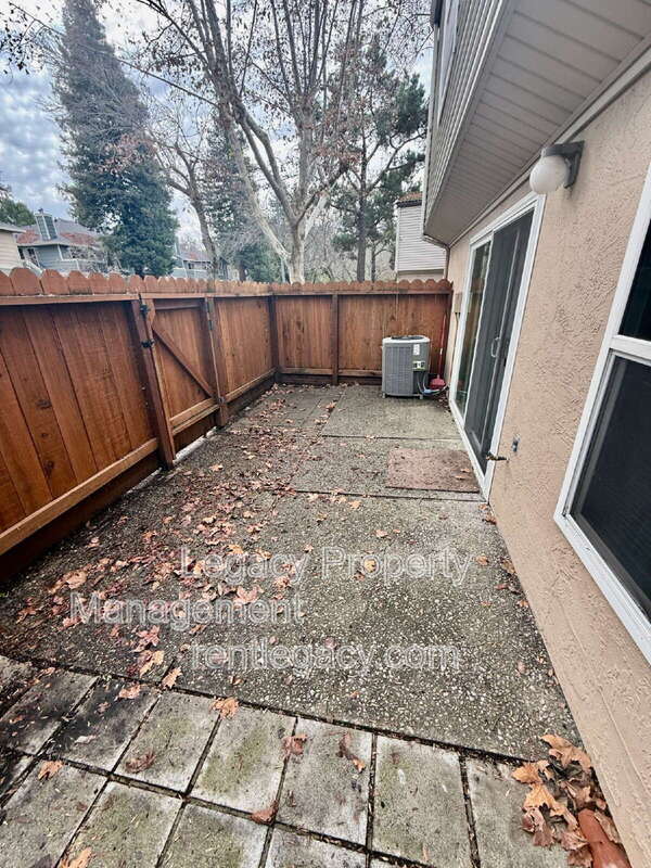 Building Photo - 1427 Bel Air Dr