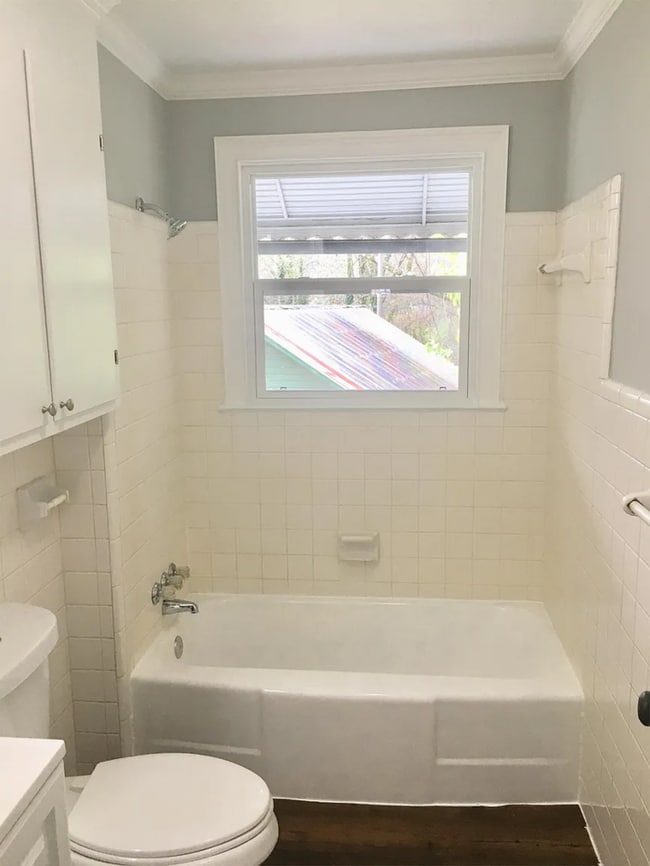 Building Photo - Beautiful 2 Bedroom 1 Bathroom Home with S...