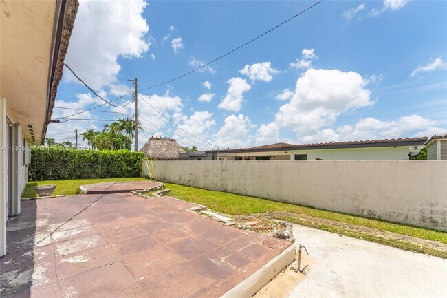 Building Photo - 4400 SW 89th Ave