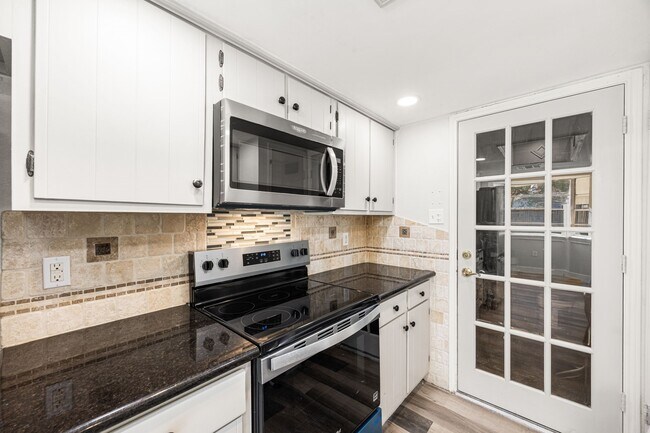 Building Photo - 19411 Long Lake Dr