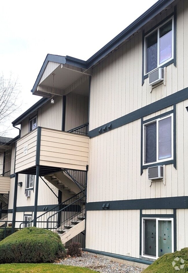Building Photo - Middle (2nd) floor 660 sq ft 1-bedroom wit...