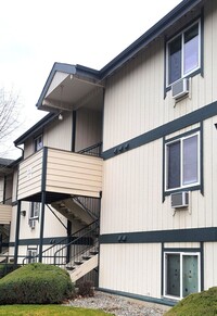 Building Photo - Middle (2nd) floor 660 sq ft 1-bedroom wit...