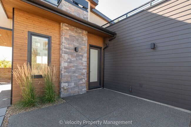 Building Photo - M713