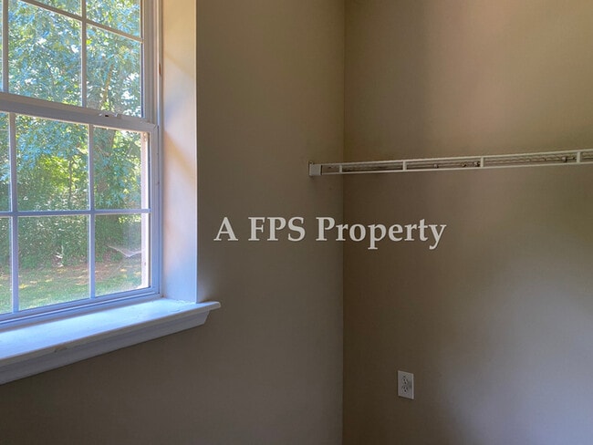 Building Photo - 184 Pine St SW