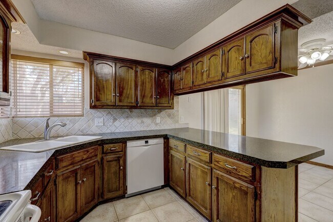 Building Photo - 4 bed, 2 bath home in Edmond