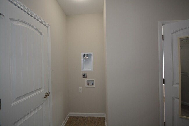 Building Photo - "Luxurious 5-Bed in, Pooler!"