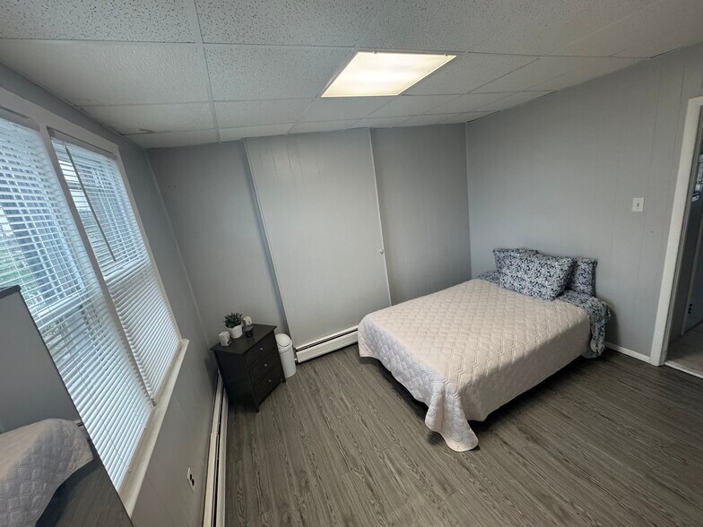 Building Photo - 482 Thomas Ave