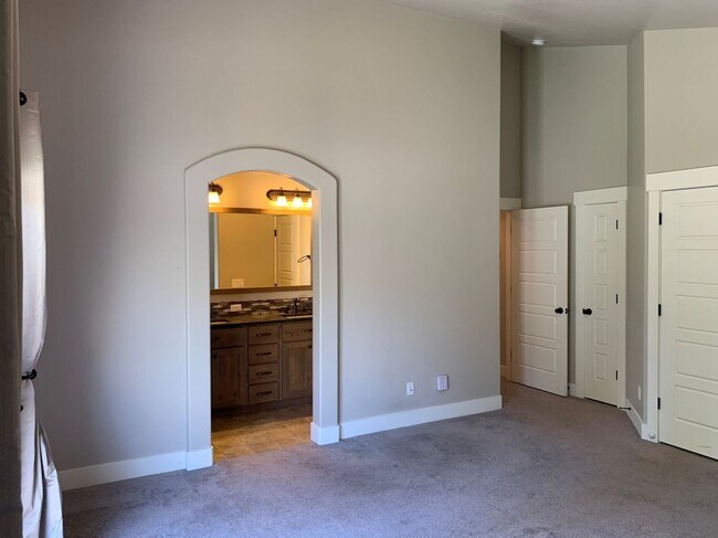 Building Photo - Beautiful 3 bed 2 bath home in the Eaglefi...