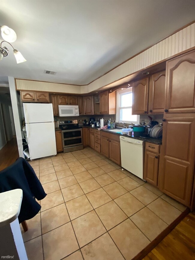 Building Photo - 6 br, 3 bath House - 1873 Shepard Ave