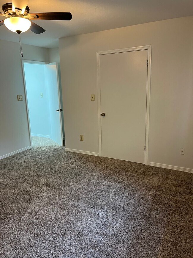 Building Photo - Beautiful Northeast Townhome!