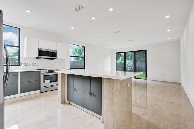 Building Photo - 2887 SW 33rd Ave