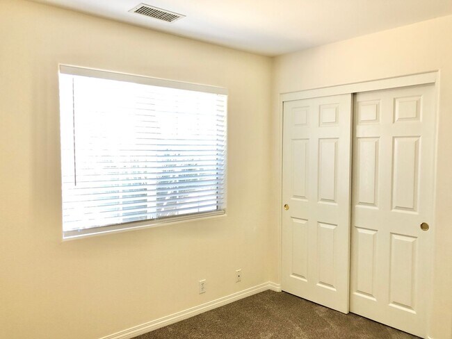 Building Photo - Light & Bright Single-Story Home in the Heart of Fallbrook, Complete with Private, Fully Fenced B...