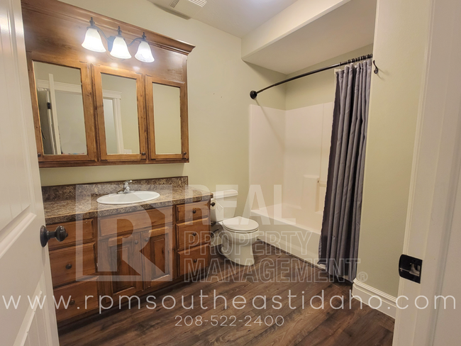 Building Photo - Large & Beautiful 6 Bedroom, 3 Bathroom Ho...