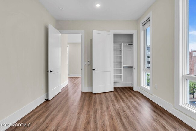 Building Photo - 527 Bangs Ave