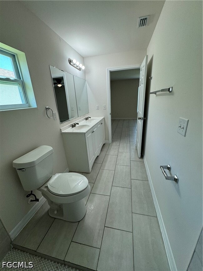 Building Photo - 3305 SW 15th Pl