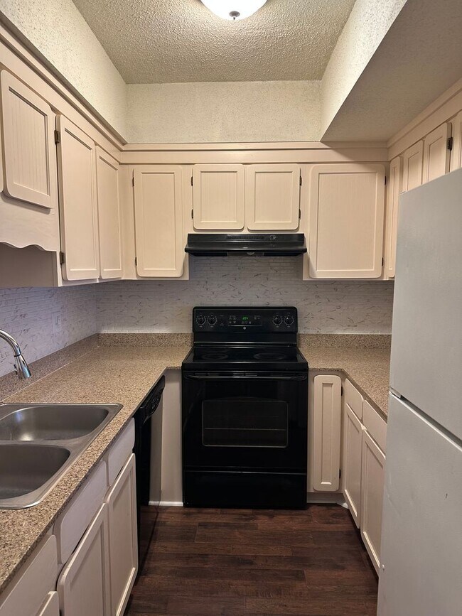 Building Photo - Great Condo in Historic YMCA Building Down...